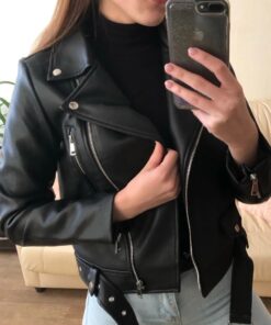une femme avec la Perfecto Noir Femme Années 80