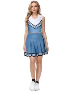 une jeune fille avec la Tenue cheerleader vintage bleu ciel