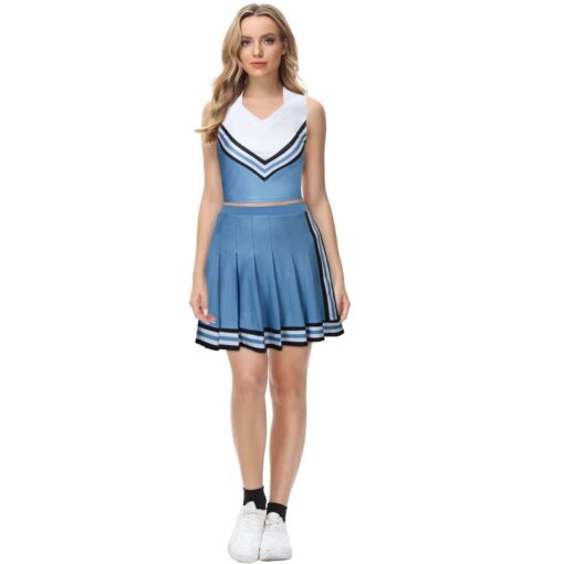 une jeune fille avec la Tenue cheerleader vintage bleu ciel