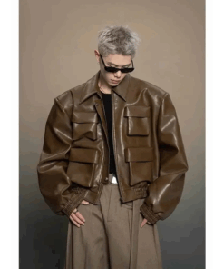 un homme avec la Veste oversize cuir marron
