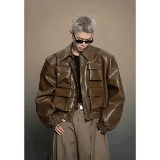 un homme avec la Veste oversize cuir marron