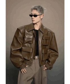 une personne qui porte la Veste oversize cuir marron