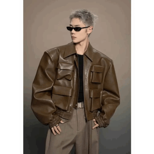 une personne qui porte la Veste oversize cuir marron