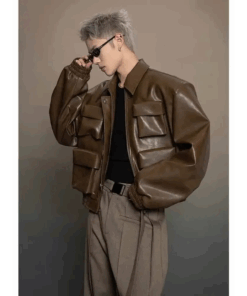 jeune homme avec la Veste oversize cuir marron