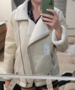 femme devant son miroir avec la Veste Aviateur Crème Années 80