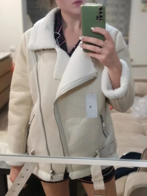 femme devant son miroir avec la Veste Aviateur Crème Années 80