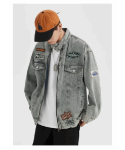 un homme avec la Veste En Jean Patchée Vintage Années 80