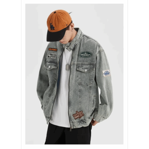 un homme avec la Veste En Jean Patchée Vintage Années 80