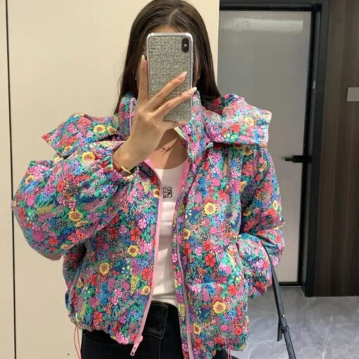 une femme avec la Veste de Ski Psyché-Fleurs