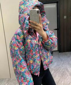 une femme avec la Veste de Ski Psyché-Fleurs