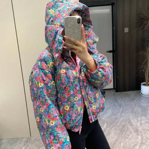une femme avec la Veste de Ski Psyché-Fleurs