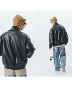 un homme qui marche avec la Blouson cuir urbain oversize