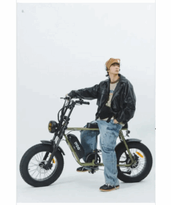 une personne sur une moto avec la Blouson cuir urbain oversize
