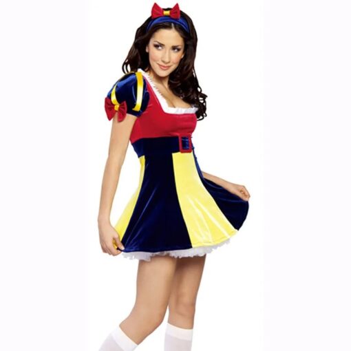 une femme avec la Robe Velours Princesse Pop