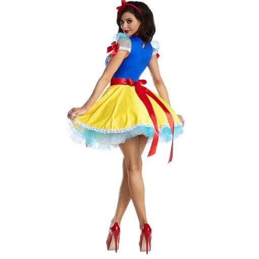 une jeune femme avec le Costume Princesse Audacieuse Jaune & Bleu