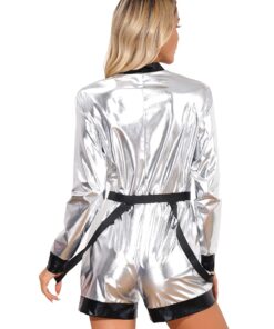 une femme avec la Combishort Futuriste Holographique