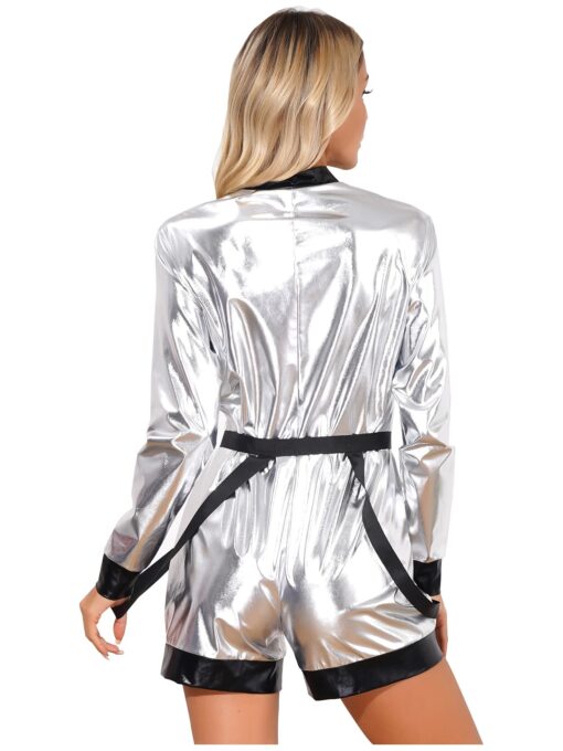 une femme avec la Combishort Futuriste Holographique