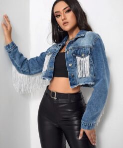 une femme qui pose avec la Veste jean courte frangée femme