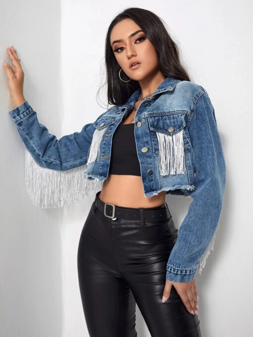 une femme qui pose avec la Veste jean courte frangée femme