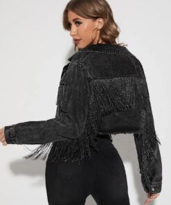 une femme avec la Veste en Jean Noire à Franges Métalliques