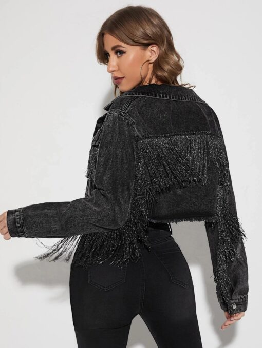 une femme avec la Veste en Jean Noire à Franges Métalliques
