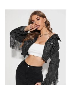une femme portant la Veste en Jean Noire à Franges Métalliques