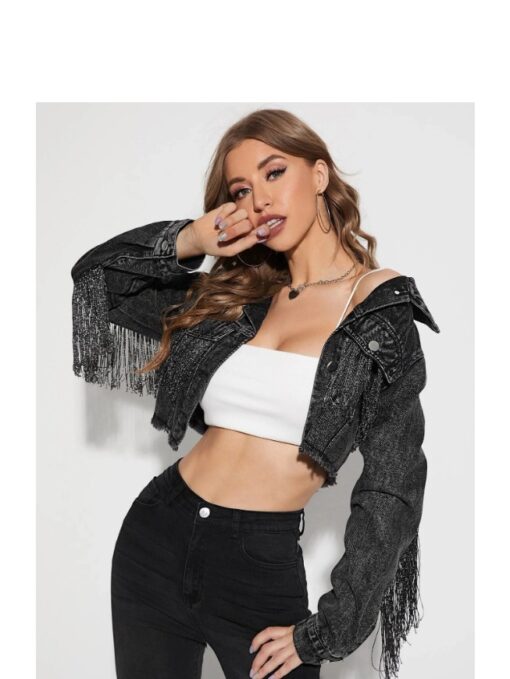 une femme portant la Veste en Jean Noire à Franges Métalliques