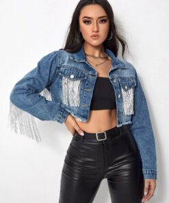 une femme avec la Veste jean courte frangée femme
