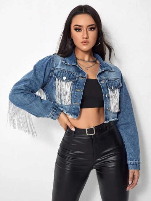 une femme avec la Veste jean courte frangée femme