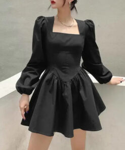 une femme avec la Petite robe noire cintrée à manches bouffantes