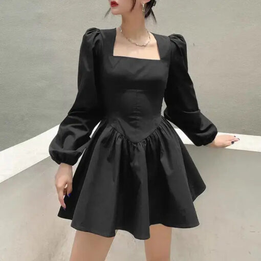 une femme avec la Petite robe noire cintrée à manches bouffantes