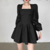 Petite robe noire cintrée à manches bouffantes