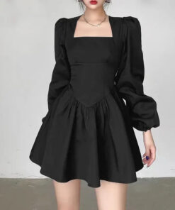 Petite robe noire cintrée à manches bouffantes
