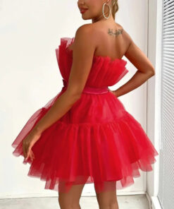 une femme avec la Robe Bustier Rouge à Volants