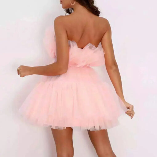 une femme avec la Robe bustier rose poudré en tulle