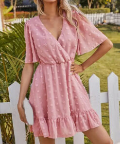 une femme avec la Robe courte vintage rose à pois