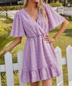 une femme avec la Robe courte Vintage lilas à pois