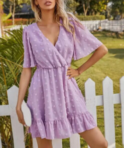 une femme portant la Robe courte Vintage lilas à pois