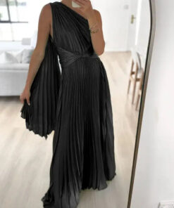 une femme avec la Robe archa plissée noire