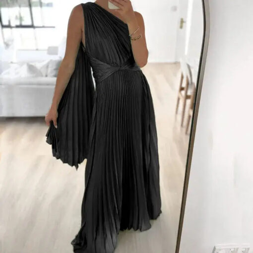 une femme avec la Robe archa plissée noire