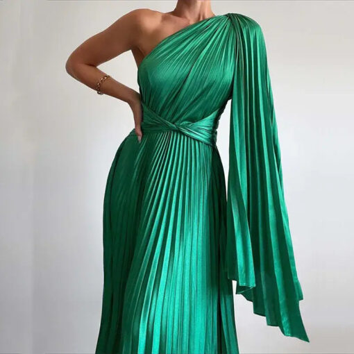 une femme avec la Robe archa plissée soleil