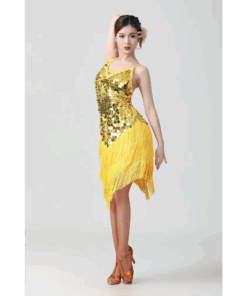 une femme avec la Robe à franges disco glam jaune