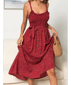 une femme qui marche avec la Robe bretelle vintage rouge à pois