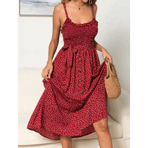 une femme qui marche avec la Robe bretelle vintage rouge à pois