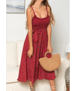 une femme avec la Robe bretelle vintage rouge à pois