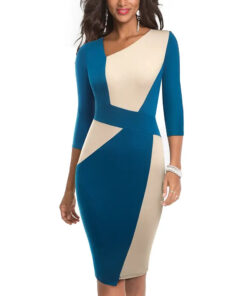 une femme portant la Robe cocktail graphique bleu nuit & sable