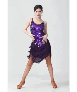 une femme avec la Robe charleston violette