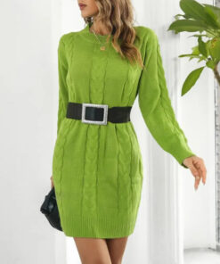 la Robe Pull Câble Vert Fluo sur une femme