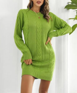 une femme avec la Robe Pull Câble Vert Fluo