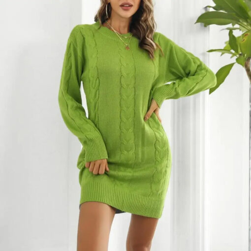 une femme avec la Robe Pull Câble Vert Fluo